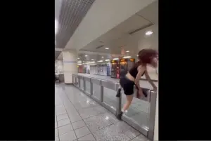 本月1日,新北市一名就讀國一的女學生,於捷運西門站翻越圍欄逃票進站,事後還將過程PO上抖音,引發輿論爭議。(圖/翻攝畫面) ▲本月1日,新北市一名就讀國一的女學生,於捷運西門站翻越圍欄逃票進站,事後還將過程PO上抖音,引發輿論爭議。(圖/翻攝畫面)