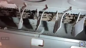 ▲冷氣機內部風鼓容易卡灰塵髒污,會影響冷房效率。(圖/翻攝空調小教室YouTube) ▲冷氣機內部風鼓容易卡灰塵髒污,會影響冷房效率。(圖/翻攝空調小教室YouTube)