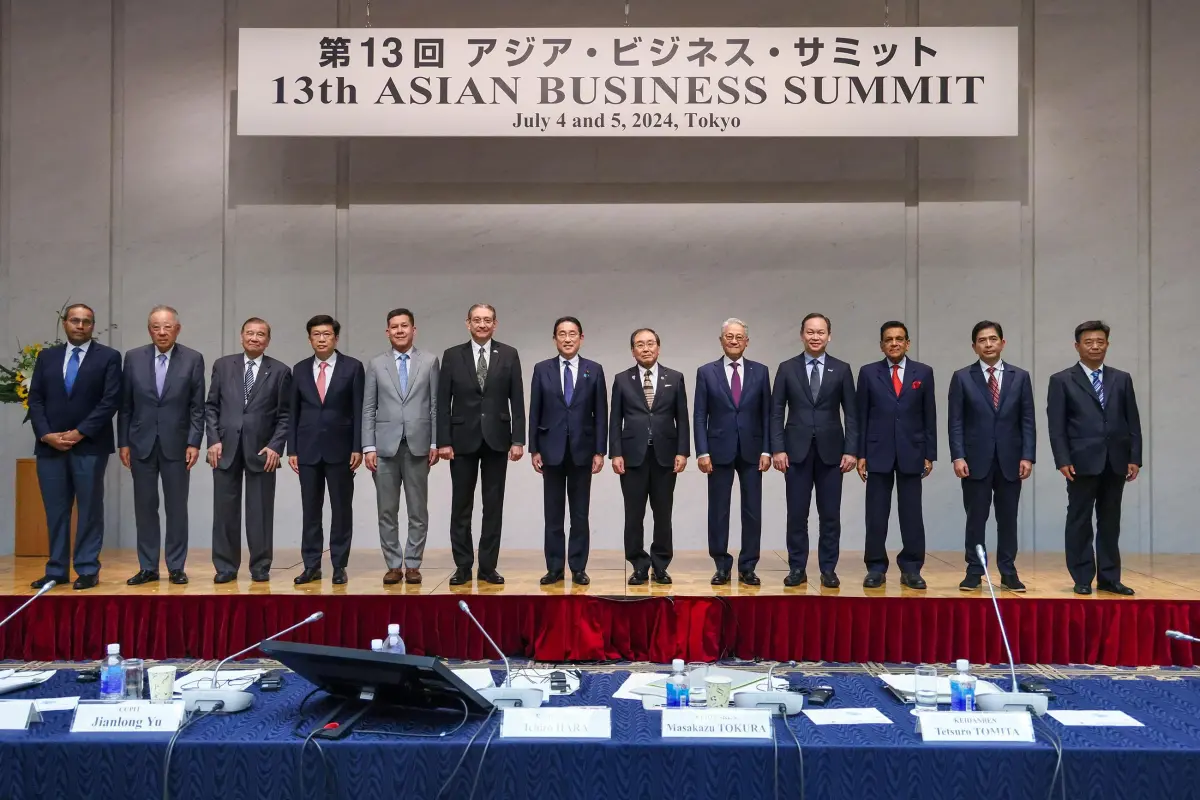 ▲工商協進會理事長吳東亮（右五）率團訪問日本，期間出席第13屆亞洲企業高峰會，並與日本首相岸田文雄首相（左七）等人共同合影。（圖／工商協進會提供）