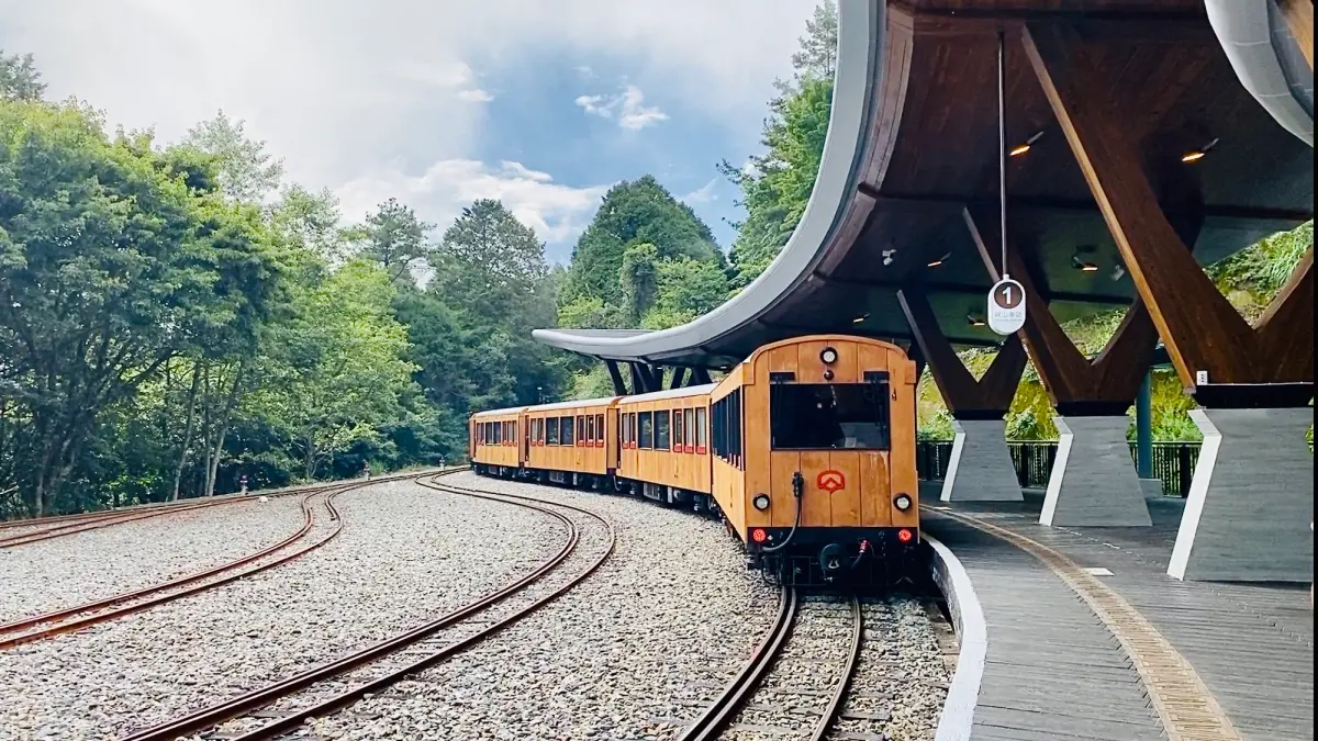 ▲阿里山林鐵「福森號Formosensis」檜木車廂搭配古典小壁燈、黑鐵拱門，被譽為「移動美術館」將於7月28日首航。今雄獅旅遊獨家開賣專屬遊程，7至9月份名額1小時全賣光，最後搶位必看。