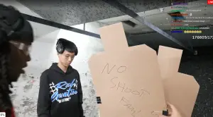 現場模擬了各種實戰會遭遇的情境,例如當敵人有挾持人質,要如何在不傷到人質的情況下擊中持槍者。(圖/翻攝twitch@kaicenat) ▲現場模擬了各種實戰會遭遇的情境,例如當敵人有挾持人質,要如何在不傷到人質的情況下擊中持槍者。(圖/翻攝twitch@kaicenat)