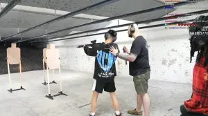 Ray挑戰與複數敵人近距離交戰,最短能在幾秒內全數擊中對手。(圖/翻攝twitch@kaicenat) ▲Ray挑戰與複數敵人近距離交戰,最短能在幾秒內全數擊中對手。(圖/翻攝twitch@kaicenat)