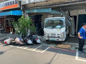 趕卸貨手煞車沒拉緊！新莊貨車路上倒退嚕　連撞7汽機車釀1人傷
