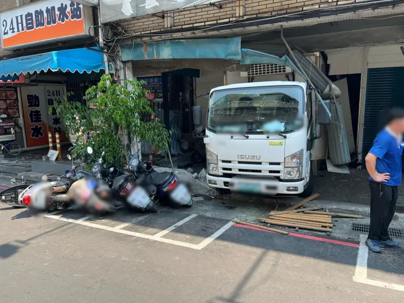 ▲貨車手煞車疑因未拉緊，導致車輛當場向後滑動，直到撞進路邊一處店面才停下。（圖／翻攝畫面）