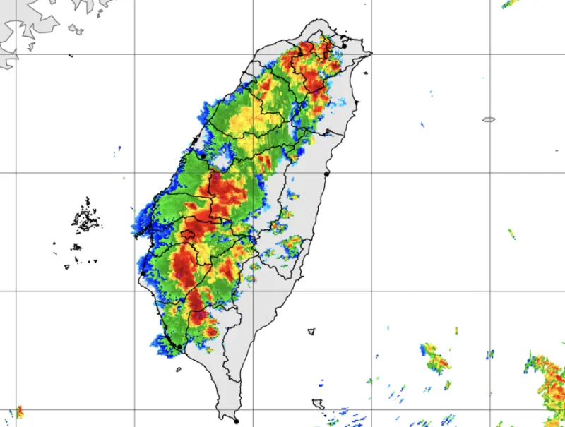 ▲中央氣象署今（7）日下午針對多個縣市發布「大雷雨即時訊息」，雨勢可能持續到入夜。（圖／記者葉政勳攝）