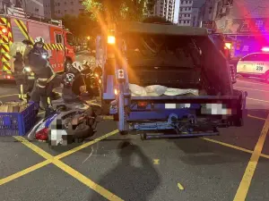 過路口突迴轉！7旬騎士反應不及攔腰撞垃圾車　右腿骨折緊急送醫
