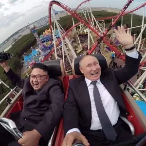 ▲還有蒲亭與金正恩一同搭乘雲霄飛車,笑得十分開心的AI生成照片。(圖/翻攝自X@BergamoPosteo) ▲還有蒲亭與金正恩一同搭乘雲霄飛車,笑得十分開心的AI生成照片。(圖/翻攝自X@BergamoPosteo)