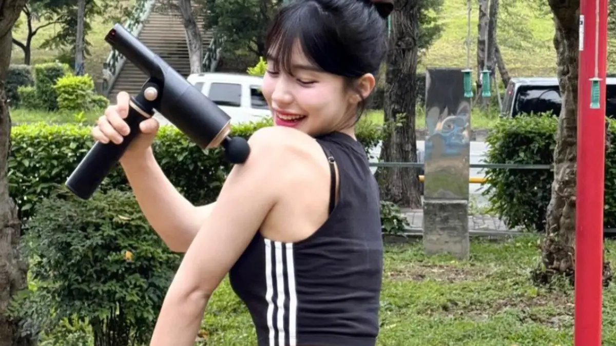 ▲李多慧日前在IG上發出居家辣照，不僅露出蜜大腿，底褲也全被看光，但卻被網友嫌棄腿太粗，頓時遭粉絲圍堵護航表示李多慧是「極品」。（圖／IG le_dahye）