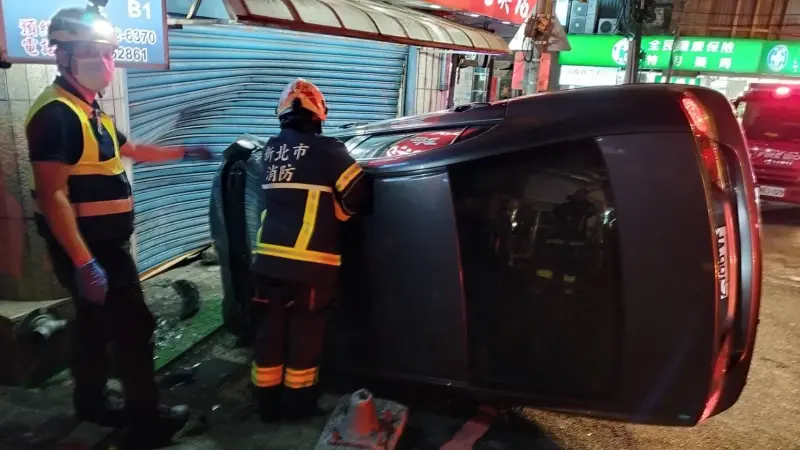 ▲楊姓男子開車行經新店區碧潭路、永業路路口時，突然失控衝向路邊文具行，除將燈桿箱整個撞翻外，還釀成文具行鐵捲門受損。（圖／翻攝畫面）