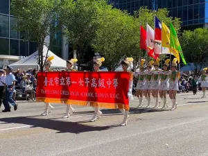 中國施壓無用！北一女樂儀旗隊登加拿大牛仔節獲獎　高舉國旗進場
