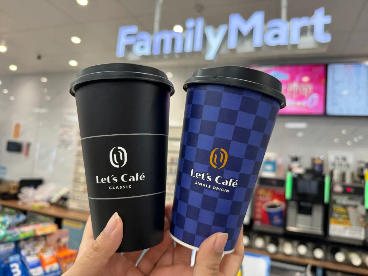 ▲五六日咖啡優惠，全家今日自帶杯升級折扣8元，搭配寄杯單品咖啡買6送6，相當於免半價開喝。（圖／記者鍾怡婷攝）