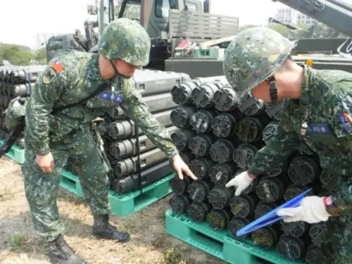 ▲大眾對彈藥運補的過程相當不清晰，自然會產生恐懼感，偏偏軍方文宣單位在漢光演習前夕推出漢光乖乖的文宣品。（圖／陸軍臉書）