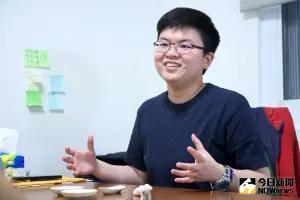 人間微光/黃卉君 ▲物理治療師黃卉君說,刮出來的痧,是一個人身體的語言。(圖/記者陳明中攝)