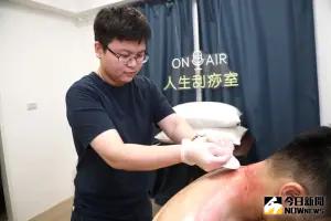 人間微光/黃卉君 ▲物理治療師黃卉君認為,刮痧是一個幫助你探索自我的過程。(圖/記者陳明中攝)