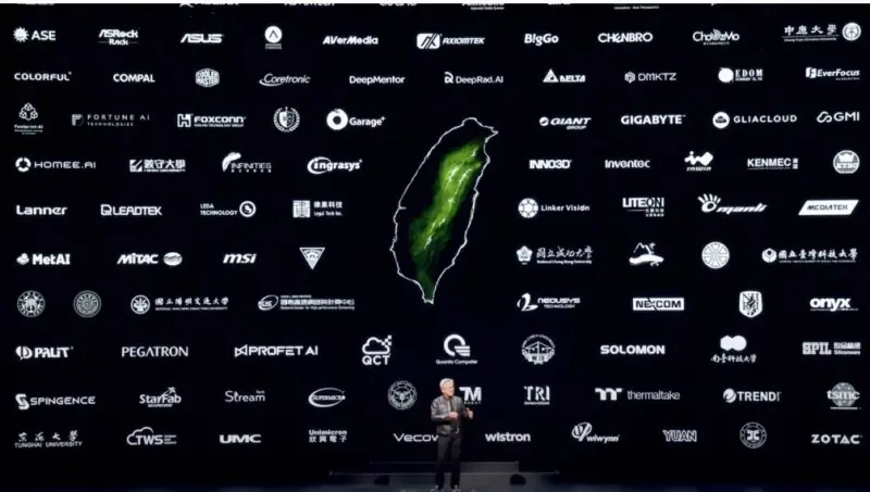 ▲黃仁勳來台演講，在背板上面列出多家輝達合作廠商與學校，展現與台灣供應鏈關係密切。（圖／翻攝NVIDIA直播，2024.07.08）
