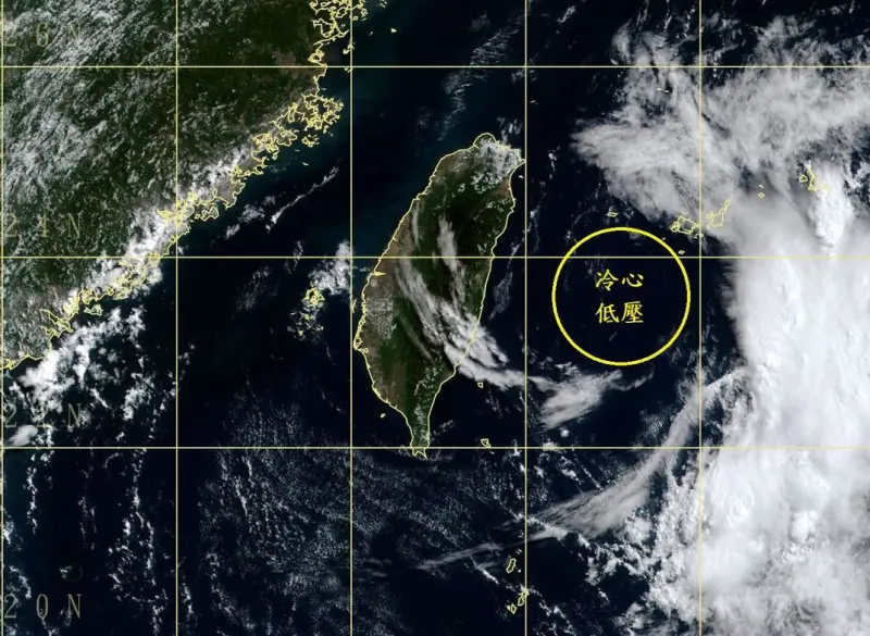 ▲近期影響台灣天氣的「冷心低壓」，如果沒有伴隨雲系，無法在一般的衛星雲圖看見，是宛如幽靈一般的神秘存在。（圖／鄭明典臉書）