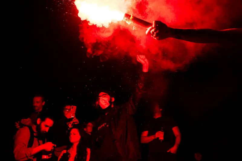 ▲激動的選民在街頭施放煙火。(圖/美聯社/達志影像)