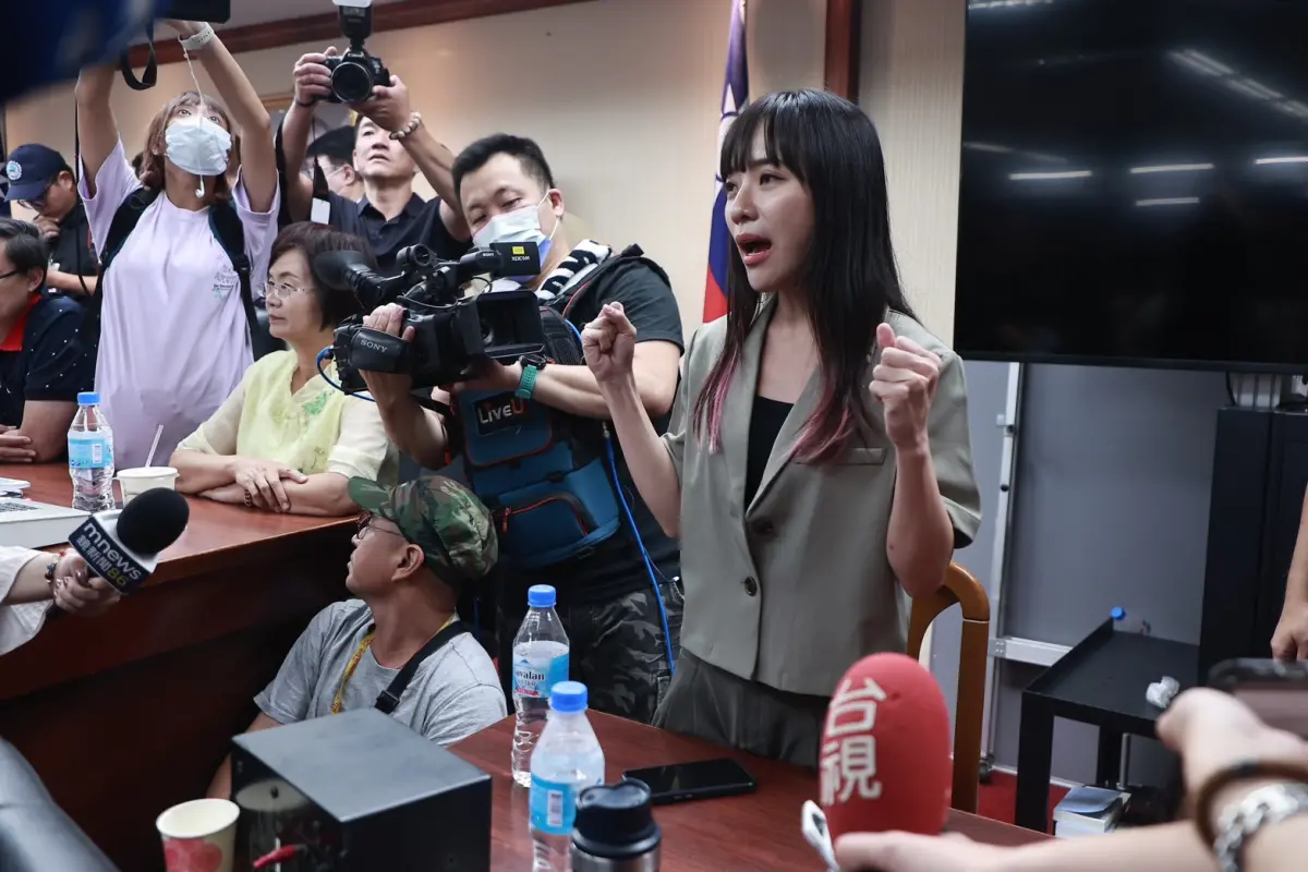 ▲立法院長韓國瑜稱要查是否找外來鎖匠開鎖，稱此事「非常嚴重」，黃捷反嗆有比打阿扁嚴重嗎。（圖／記者葉政勳攝）