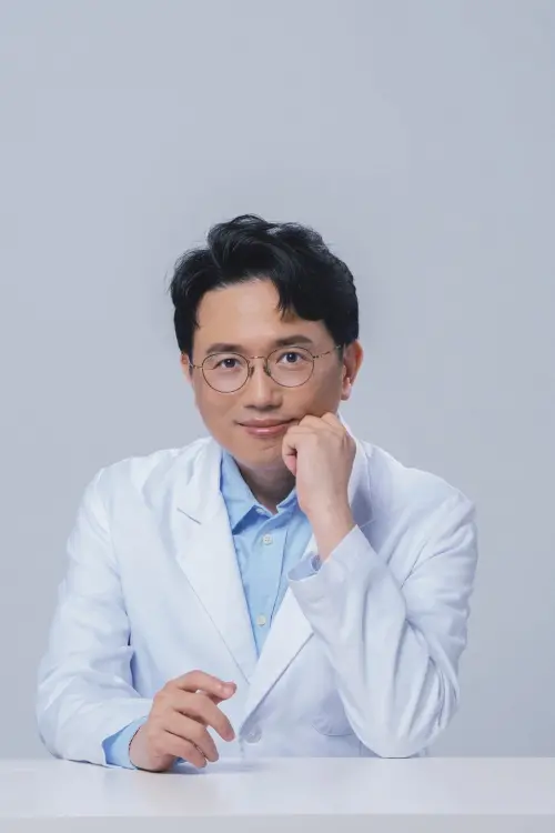 ▲已婚名醫江坤俊近期被爆出接送護理師回家並過夜,愛家的好男人形象在一夕之間全毀,即便正宮發聲力挺老公,依然止不住各界輿論抨擊。(圖/江坤俊臉書) ▲已婚名醫江坤俊近期被爆出接送護理師回家並過夜,愛家的好男人形象在一夕之間全毀,即便正宮發聲力挺老公,依然止不住各界輿論抨擊。(圖/江坤俊臉書)
