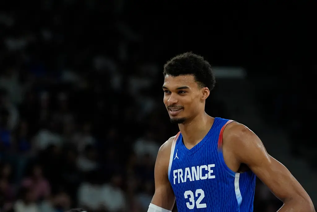 ▲巴黎奧運開幕在即，地主國法國也在今公布男籃12人大名單，將由NBA馬刺狀元郎「斑馬」Victor Wembanyama、4屆NBA最佳防守球員（又稱「DPOY」）Rudy Gobert、鋒線Nicolas Batum領軍。（圖／美聯社／達志影像）