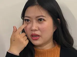 ▲余小姐曾用戴著指甲片的食指指甲尖端摳揉雙眼,未料第二天雙眼卻突然腫脹、淚流不止,幾乎看不清眼前物,根本無法上班。(圖/記者郭凱杰攝,2024.07.08) ▲余小姐曾用戴著指甲片的食指指甲尖端摳揉雙眼,未料第二天雙眼卻突然腫脹、淚流不止,幾乎看不清眼前物,根本無法上班。(圖/記者郭凱杰攝,2024.07.08)
