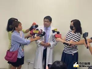 ▲洪啟庭提醒,眼睛癢時可以冰敷或點眼藥水緩解,或以乾淨的棉籤、面紙擦拭;萬不得已,最好先洗手,再以食指的上指骨與中間骨交接處皮膚輕揉。(圖/洪啟庭醫師提供) ▲洪啟庭提醒,眼睛癢時可以冰敷或點眼藥水緩解,或以乾淨的棉籤、面紙擦拭;萬不得已,最好先洗手,再以食指的上指骨與中間骨交接處皮膚輕揉。(圖/洪啟庭醫師提供)