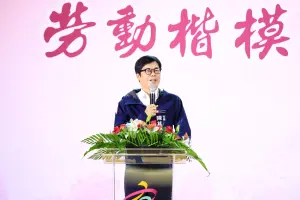 ▲陳其邁表示,高市府內共有8000多位公務員,獲獎的只能有50位,可以說是比以前的大學聯考還要來得更困難,感謝大家的努力。(圖/高市府提供) ▲陳其邁表示,高市府內共有8000多位公務員,獲獎的只能有50位,可以說是比以前的大學聯考還要來得更困難,感謝大家的努力。(圖/高市府提供)