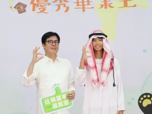 模範生及畢業生合影 陳其邁:祝前程似錦