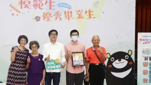 ▲仁武高中國中部市長獎代表嚴崇晉同學(右二)繁星錄取清華大學電機系。(圖/高市府教育局提供) ▲仁武高中國中部市長獎代表嚴崇晉同學(右二)繁星錄取清華大學電機系。(圖/高市府教育局提供)