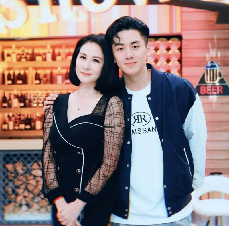 ▲寶弟（右）在被逮捕時表示自己有找代駕，事後母親金友莊（左）也聲稱他只是在等代駕。（圖／IG andykooooo）