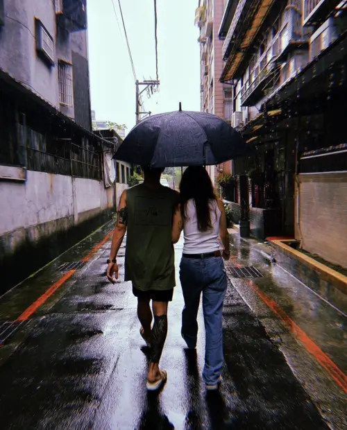 ▲阿斌(左)無預警發文宣布結婚,還公開老婆的背影。(圖/阿斌IG) ▲阿斌(左)無預警發文宣布結婚,還公開老婆的背影。(圖/阿斌IG)