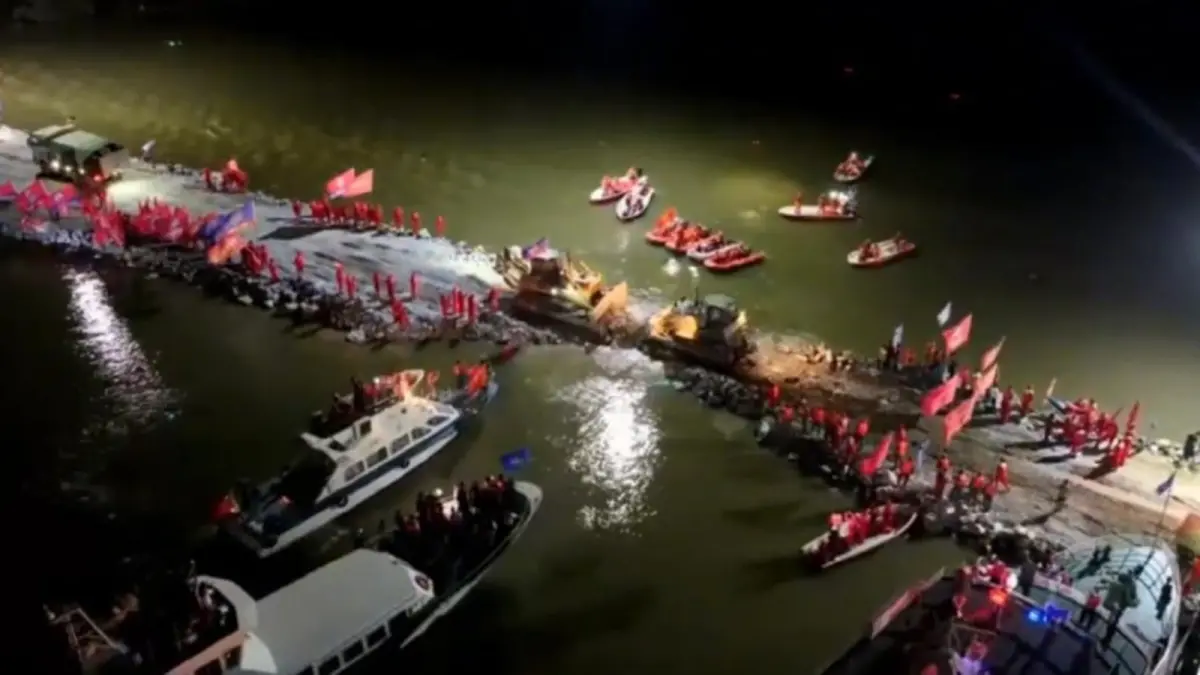 ▲洞庭湖一線堤防決口的「合龍」工作，於8日深夜完成。施工過程一度還傳出第2道防線「錢團間堤」也出現多處管湧，所幸最終仍成功封堵。（圖／翻攝自央視）