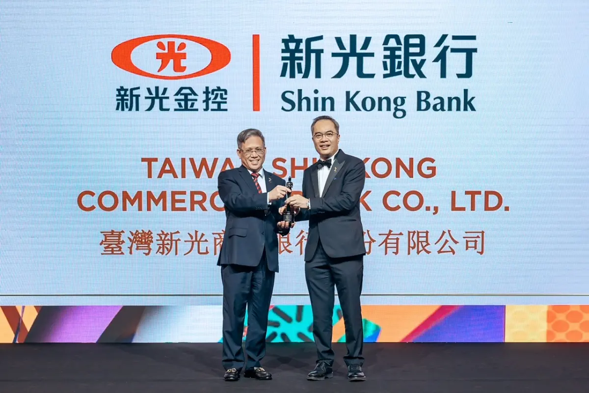 ▲新光銀行榮獲《HR Asia》2024台灣「亞洲最佳企業雇主」獎及「多元、平等和包容獎」，由新光銀行李正國總經理(左)出席接受HR Asia吳恩明總編輯(右)頒獎。（圖／品牌提供）