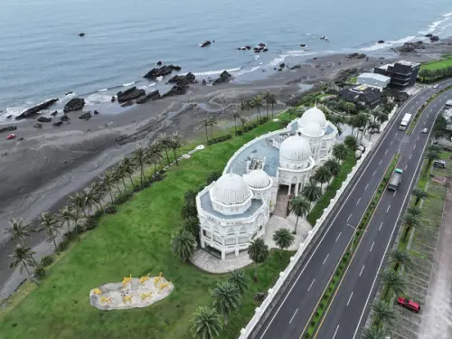 ▲宜蘭頭城阿拉伯宮位在外澳海灘、濱海公路上，包含5座阿拉伯圓頂建築與一座蘇州庭園。（圖／業者提供）