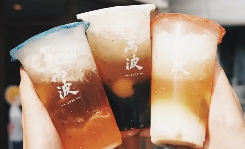 ▲萬波島嶼紅茶「無限續杯」喝到飽買法曝光，Texas Roadhouse德州鮮切牛排全新台味鐵板排餐，超狂無限供應萬波島嶼紅茶。七盞茶也聯名BT21進駐「2024福隆沙雕藝術季」開賣冰棒。（圖／翻攝自萬波島嶼紅茶 Wanpo Tea Shop FB）