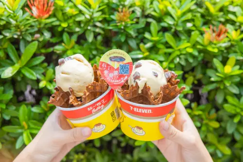 ▲酷聖石複合店同步推出「統一布丁QQ冰淇淋」，並加碼推出「焦糖脆餅杯」，焦糖香味脆餅搭配布丁冰淇淋。（圖／7-11提供）