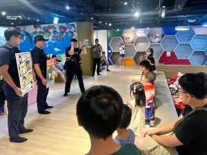 ▲分局教官帶領小朋友學習簡易防身術以利突發狀況,得以自保脫身。(圖/高市警局新興分局提供) ▲分局教官帶領小朋友學習簡易防身術以利突發狀況,得以自保脫身。(圖/高市警局新興分局提供)