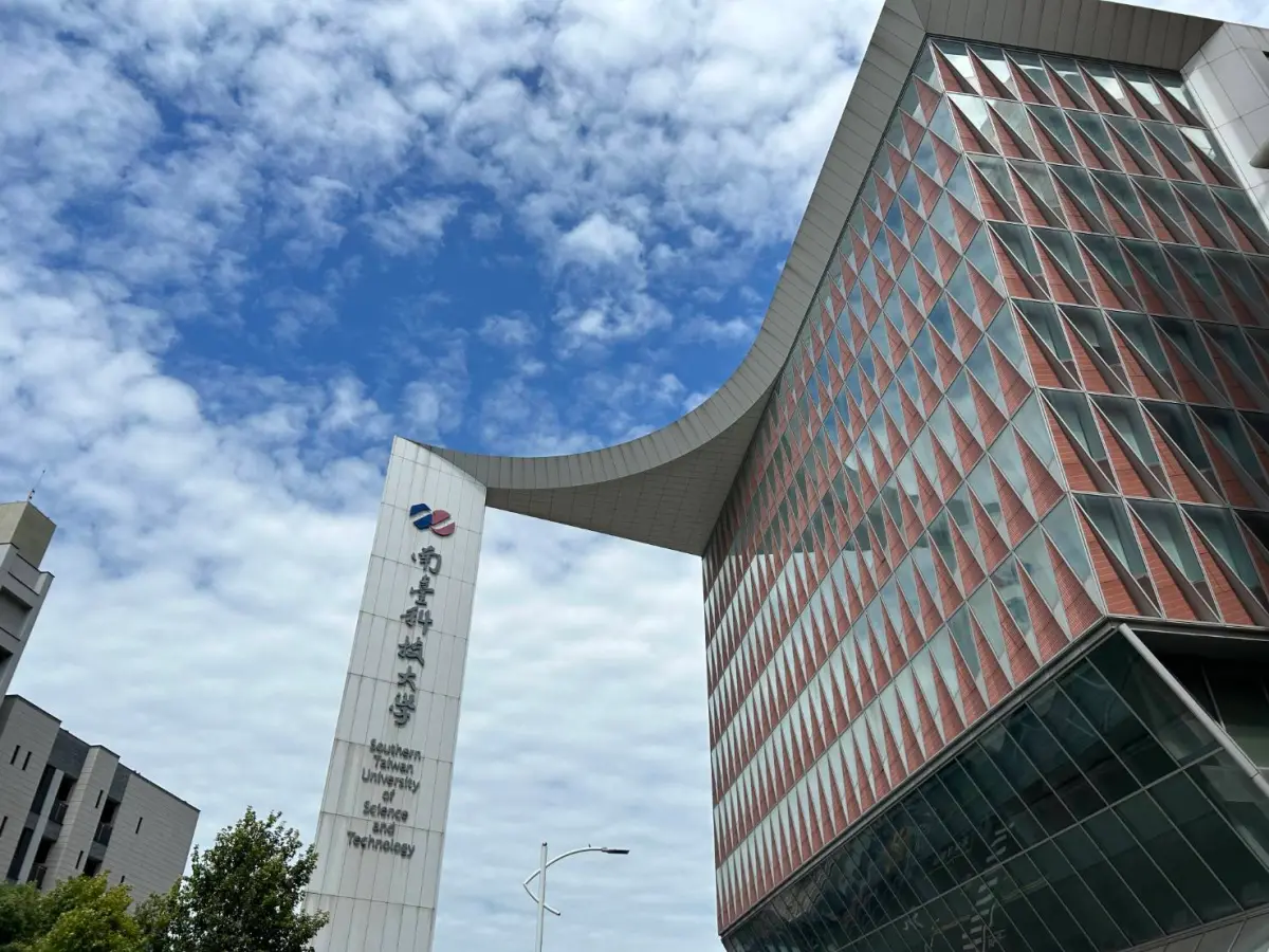 ▲南臺科大與南市府長期合作密切，市長黃偉哲在2年前就參與該校5G與智慧眼鏡技術研發中心的成立，並指示局處加強與校方合作。（圖／台南市府提供）