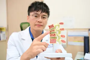 8旬嬤腰椎痛到難翻身 醫灌骨水泥「攏麥痛啊」
