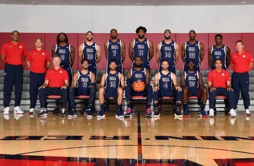 美國男籃奧運大合照細節滿滿!詹皇穩坐「C位」手捧球 Curry在側