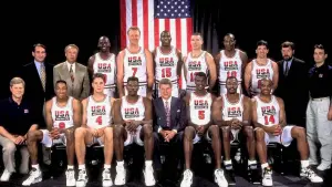 ▲1992年夢幻隊合照，由傳奇名帥Chuck Daly坐在正中央，魔術強森和Michael Jordan坐在後側。（圖／翻攝自NBA官網）