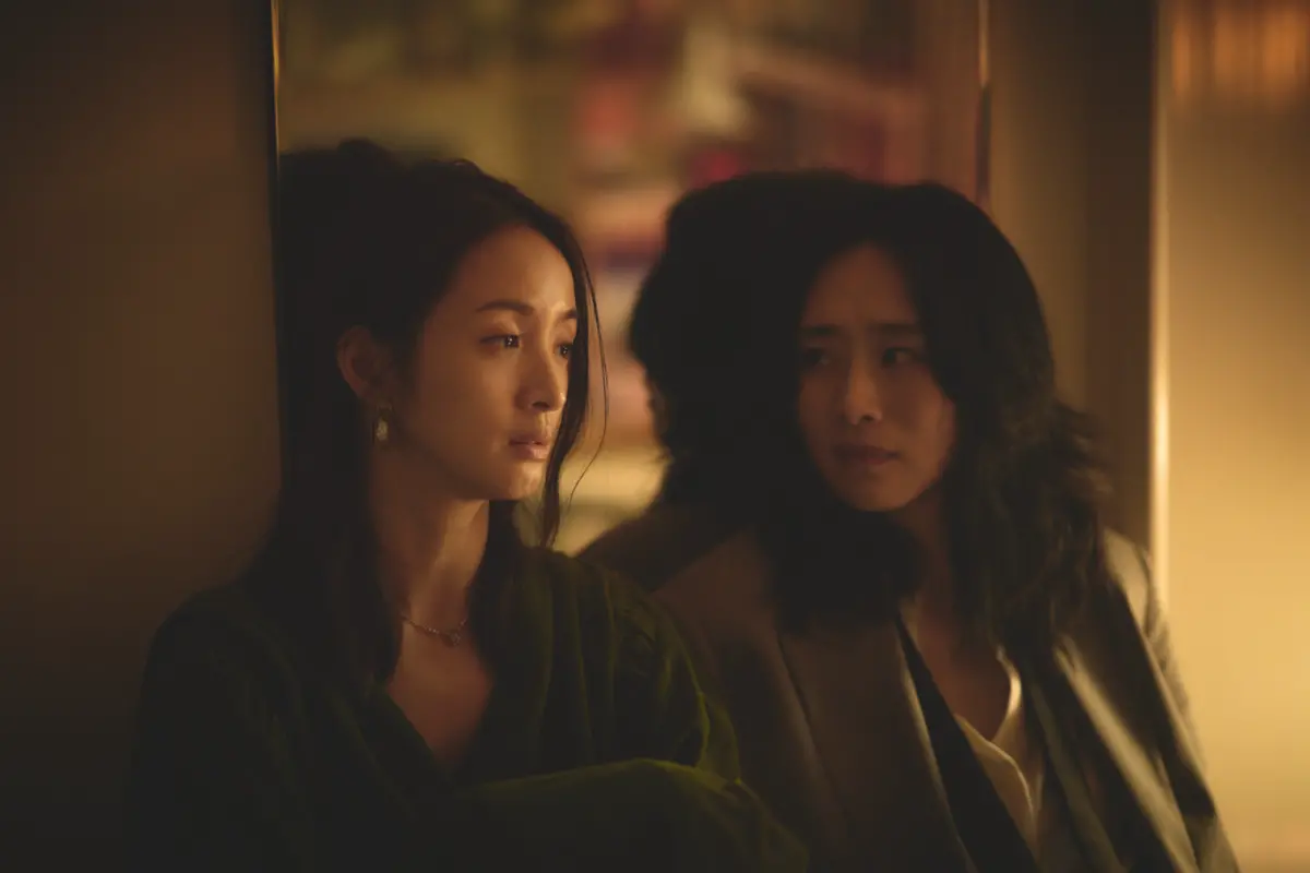 ▲林依晨（左）主演新電影《失明》，演出眼睛出狀況後找到真我的醫師娘，與《血觀音》吳可熙大談女女戀。（圖／周子娛樂）