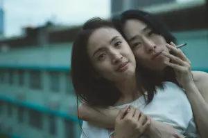 ▲林依晨（左）與吳可熙主演電影《失明》，挑戰女女戀故事。（圖／周子娛樂）