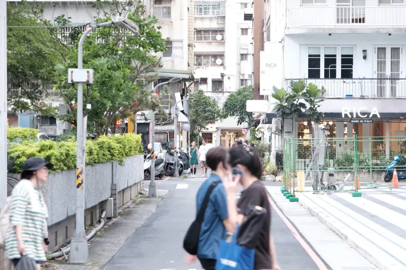 ▲中山赤峰街是時下年輕人逛街勝地，有許多文青小店、知名餐飲業進駐。（圖／翻攝自南西商圈不分手宣言粉專）