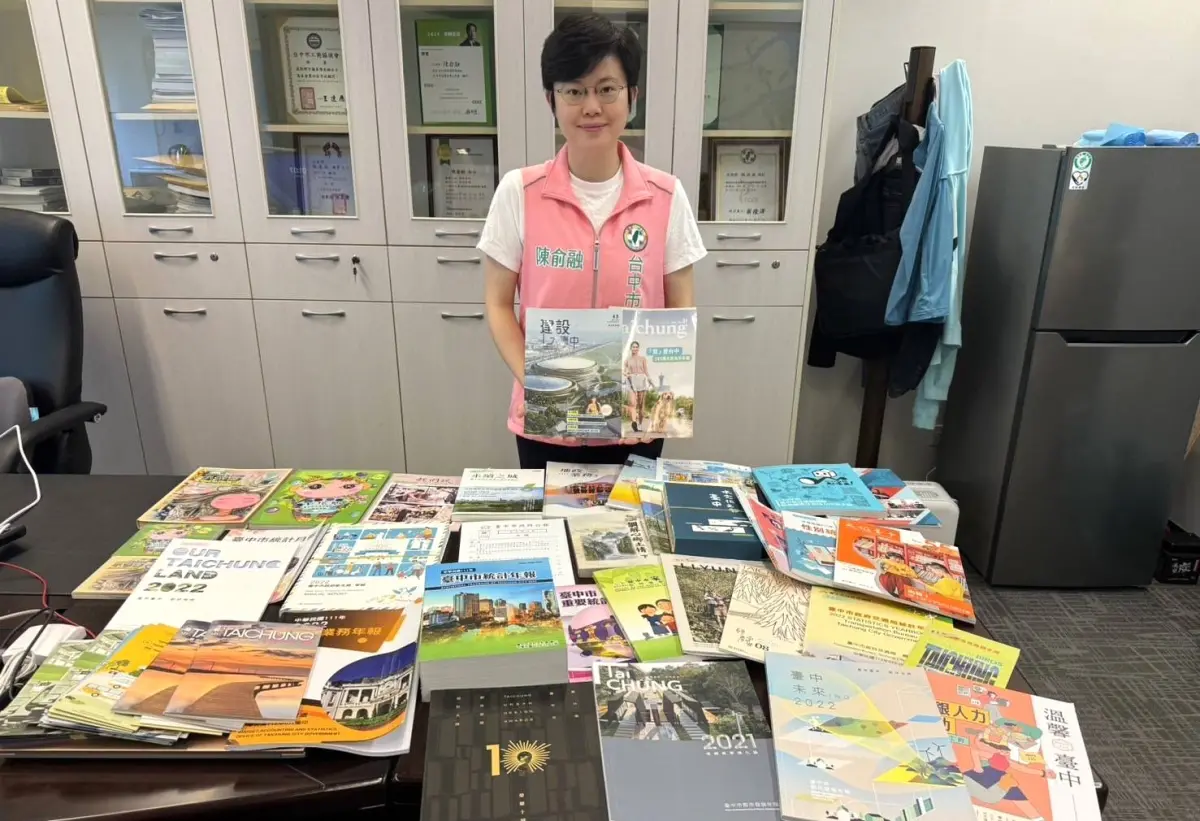 ▲台中市議員陳俞融批評，市府每年花1千多萬元印製各種紙本出版品，在數位時代是資源浪費。（圖／陳俞融提供，2024.07.09）