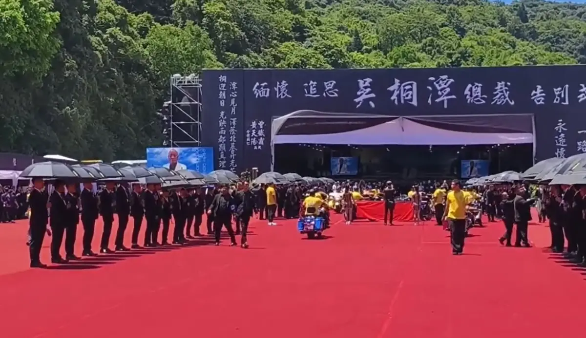 ▲近日，天道盟創始人吳桐潭舉辦告別式，其義子洪乾峰疑涉擁槍自重，檢方認為洪乾峰犯罪嫌疑重大，且有逃亡串證之虞，18日向法院聲押，19日凌晨法院裁定收押。（圖／讀者提供）