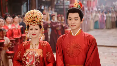 ▲《顏心記》羅雲熙宋軼喜迎三次大婚，頭髮卡在新娘頭飾成真「結髮夫妻」。（圖／iQIYI國際站提供）
