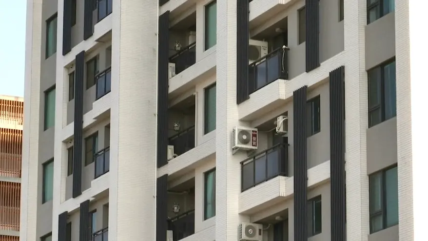 ▲房仲分析，房貸年限一直拉長，再加上寬限期讓前期付款更為輕鬆，都讓買方的負擔能力增加，成為支撐房市的重要資金動能。（圖／家庭消費中心攝）