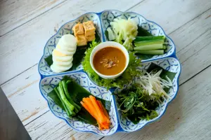 ▲印尼蔬食沙拉佐自製花生醬原文為「Gado Gado」，剛被列為印尼五大國菜之一。（圖／記者葉盛耀攝）