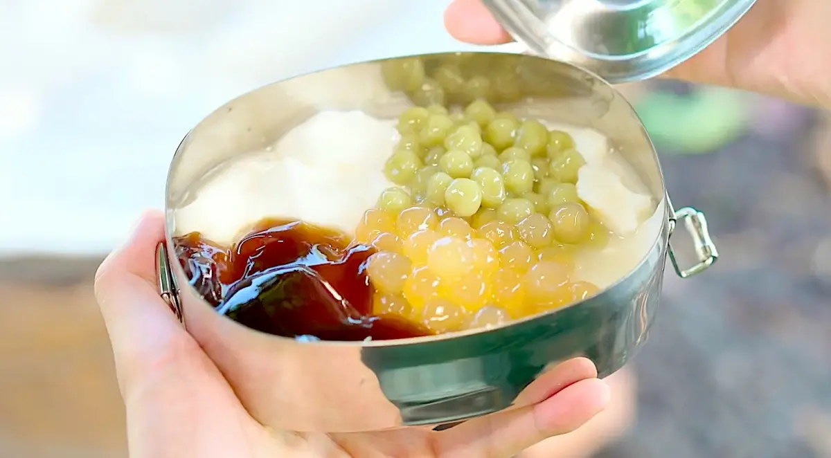 ▲咀嚼控最愛手搖飲料一沐日有草仔粿的逮丸奶茶，紅到和八曜和茶聯名的粉粿舞伎406奶茶。12週年不只回歸奶酪，7月12日開賣「料神便當盒」放滿粉粿、草仔粿、粉圓、豆花、嫩仙草，幫大家消暑。（圖／翻攝自一沐日FB）